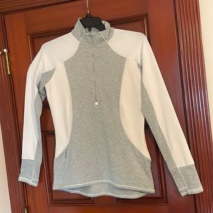 Athelta Ladies Medium Vented Long Sleeve Pullover in Grey and White